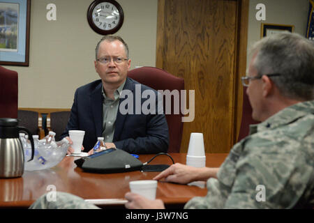 North Dakota Vizegouverneur Brent Sanford, hört links, Major General Robert Becklund, der North Dakota stellvertretender Generaladjutant, wie Becklund und 119. Flügel Stab eine organisatorische Einweisung an der North Dakota Air National Guard Base, Fargo, ND, 2. Mai 2017 geben. (U.S. Air National Guard Foto von Senior Master Sergeant David H. Lipp/freigegeben) Stockfoto