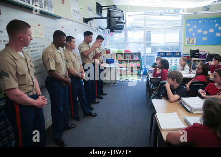 PARKLAND, Florida - Lance Cpl. Erik Ramirez, beantwortet vierter von links, Fragen über das Marine Corps während des Besuchs Mary Help von Christen Catholic School in Parkland, Florida, 3. Mai 2017. Marines mit 3. Bataillon, 2. Marineregiment besuchte Schulen als Teil der Bemühungen der Gemeinschaft Beziehungen während der 27. Flotte Woche Port Everglades. Ramirez ist eine Anti-Panzer-Missileman mit 3/2. (Foto: US Marine Corp von Sgt. Anthony Mesa) Stockfoto