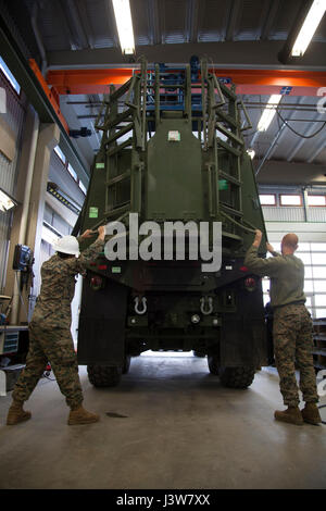 US Marine Corps Pfc. Giles Bailey, links, eine schwere Ausrüstung Betreiber und CPL Billy Garrett, Kfz Transport-Mechaniker, mit 2. Transport Support Battalion, Combat Logistik-Regiment 2, 2. Marine Logistics Group, installieren ein Gürteltier auf Medium Tactical Vehicle Ersatz während strategische Mobilität Übung 17 (STRATMOBEX) in Frigaard, Norwegen, 3. Mai 2017. Das Gürteltier benötigt, um rechtzeitig vor einem Konvoi von Fahrzeugen aus installiert werden Höhlen des Marine Corps Stationierung Programm Norwegen (MCPP-N). MCPP-N bietet strategische Optionen für die Verteidigung der NATO-Verbündeten. (US Stockfoto