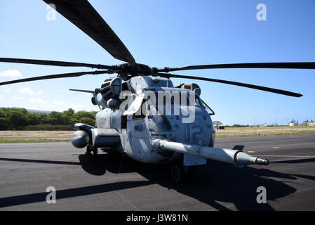 HMH-463-Piloten führen vor dem Flug Kontrollen an einem CH-53E Super Hallion in der Pacific Missile Range Facility durch, die auf der Marine Corps Air Station Kaneohe Bay, Hawaii, stationiert ist. Stockfoto