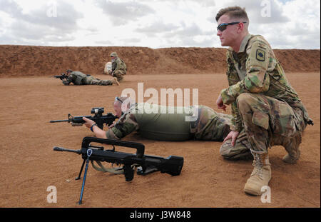 SPC. William Boogaerts, ein Soldat Headquarters und Headquarters Company, 1. zugewiesen Bataillon, 153. Infanterie-Regiment, 39. Infantry Brigade Combat Team, beobachtet ein französischer Service-Mitglied sein M4-Gewehr auf ein 25 Meter-Ziel auf eine militärische Anlage der Gendarmerie in Dschibuti, Afrika, 3. Mai 2017 Feuer. Soldaten und französischen Service-Mitglieder nehmen Teil in das Lernen über die verschiedenen Gewehre, die die Ländern verwenden. Gemeinsames Training wie ein Schießstand mit Militärs verstärkt Partnerschaft und militärische Ausbildung. (US Army National Guard Foto von Spc. Victoria Eckert) Stockfoto