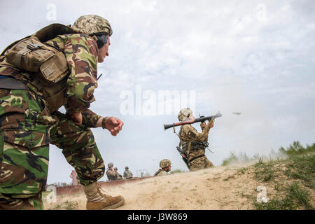 Ein Yavoriv GÜZ-Trainer beobachtet und Trainer ukrainische Soldaten des 1. Bataillons Airmobile, 79. Air Assualt Brigade auf die RPG-Qualifikation reichen bei der Yavoriv CTC International Peacekeeping und Security Center in der Nähe von Yavoriv, Ukraine, am 4. Mai.    CTC-Trainer, eine Partnerschaft mit Soldaten der US Army 45. Infantry Brigade Combat Team, sind Truppen von der ukrainischen Armee 1. Airmobile Bataillon, 79. Air Assault Brigade Lehren, während das Bataillon Drehung an der CTC RPGs beschäftigen. 45. IBCT wird als Bestandteil der gemeinsamen multinationalen Training Gr bereitgestellt. Stockfoto