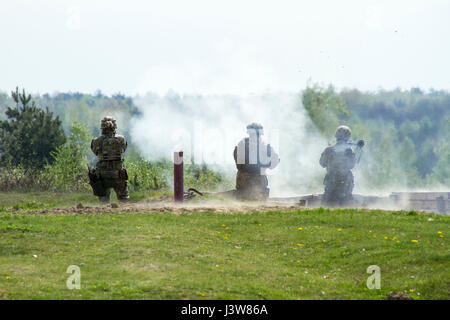 Ukrainische Soldaten mit dem 1. Airmobile Bataillon, 79. Air Assualt Brigade feuert eine RPG-7 während RPG Qualifikation am Yavoriv Combat Training Center auf der internationalen Friedenssicherung und Security Center in der Nähe von Yavoriv, Ukraine, während ein CTC-Trainer seine Ausbildung am 4. Mai bestätigt.    CTC-Trainer, eine Partnerschaft mit Soldaten der US Army 45. Infantry Brigade Combat Team, sind Truppen von der ukrainischen Armee 1. Airmobile Bataillon, 79. Air Assault Brigade Lehren, während das Bataillon Drehung an der CTC RPGs beschäftigen. 45. IBCT ist als Teil der gemeinsamen multinationalen bereitgestellt. Stockfoto