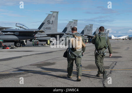 EIELSON AIR FORCE BASE in Alaska – U.S. Air Force F-15E Strike Eagle Doppel-Rolle Kämpfer Flugzeugpiloten 335th Fighter Squadron, Seymour Johnson Air Force Base, North Carolina, Schritt, um ihre Jet zugewiesen und vorbereiten Vorflugkontrollen, 4. Mai 2017, während der nördliche Rand 2017 (NE17), Eielson Air Force Base, Alaska. NE17 ist Alaskas erste gemeinsame Übung sollen üben, Operationen, Techniken und Verfahren sowie die Interoperabilität zwischen den Diensten zu verbessern. Tausende von Teilnehmern aus allen Diensten, Flieger, Soldaten, Matrosen, Marines und Küste Gardisten von aktiven d Stockfoto