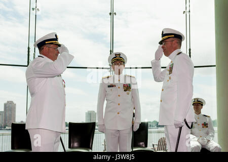 Norfolk, VA - Küstenwache Rear Admiral Thomas Jones, stellvertretender Kommandant für Unterstützungsmission, überwacht SILCs der Befehl Change Zeremonie im Half Moon Cruise and Celebration Center in Norfolk, Virginia, 4. Mai 2017. Captain George Bonner aufgegeben Befehl Capt Wade Gesele während der altehrwürdige militärische Tradition gehalten, um einen nahtlosen Übergang zwischen den Befehlen zu gewährleisten. (Foto: U.S. Coast Guard Küstenwache Auxiliarist Andrew Winz) Stockfoto