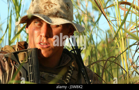 Australische Armee Basis ROBERTSON Kasernen, Darwin – US Marine Staff Sgt Neil McCoy, Zug-Sergeant, 3. Bataillon 4. Marine Regiment, 1. Marineabteilung, Marine Rotations Kraft Darwin, geht auf eine Patrouille mit seinem Zug, 4. Mai 2017. Ausbildung in Australien gibt die Infanterie Marines eine große Chance erfahren Sie mehr über durchqueren Landschaften durch wie viel schwieriger es ist, wichtige Punkte im Gelände zu erkennen. (Foto: U.S. Marine Corps CPL. Emmanuel Necoechea) Stockfoto