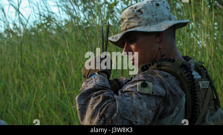 AUSTRALIAN ARMY BASE ROBERTSON BARRACKS, Darwin – US Marine Staff Sgt Neil McCoy, platoon Sergeant, 3. Bataillon, 4. Marine Regiment, 1st Marine Division Marine Rotations Kraft Darwin, Oberflächen, die Vermittlung von Informationen an die zentrale während einer Patrouille, 4. Mai 2017. Ausbildung in Australien gibt die Infanterie Marines eine große Chance erfahren Sie mehr über durchqueren Landschaften durch wie viel schwieriger es ist, wichtige Punkte im Gelände zu erkennen. (Foto: U.S. Marine Corps CPL. Emmanuel Necoechea) Stockfoto