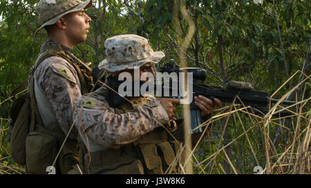 AUSTRALIAN ARMY BASE ROBERTSON BARRACKS, Darwin – US-Marines mit 3. Bataillon, 4. Marine Regiment, 1st Marine Division Marine Rotations Kraft Darwin, sorgen für Sicherheit während einer Patrouille, 4. Mai 2017. Ausbildung in Australien gibt die Infanterie Marines eine große Chance erfahren Sie mehr über durchqueren Landschaften durch wie viel schwieriger es ist, wichtige Punkte im Gelände zu erkennen. (Foto: U.S. Marine Corps CPL. Emmanuel Necoechea) Stockfoto