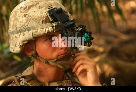 AUSTRALISCHE Basis ROBERTSON Kasernen, Darwin – A US Marine mit 3. Bataillon, 4. Marine Regiment, 1st Marine Division Marine Rotations Kraft Darwin, Gurte auf seine Night Vision, bevor Sie sich auf eine Nachtpatrouille, 4. Mai 2017 Goggles. Ausbildung in Australien gibt die Infanterie Marines eine große Chance erfahren Sie mehr über durchqueren Landschaften durch wie viel schwieriger es ist, wichtige Punkte im Gelände zu erkennen. (Foto: U.S. Marine Corps CPL. Emmanuel Necoechea) Stockfoto