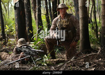 AUSTRALIAN ARMY BASE ROBERTSON BARRACKS, Darwin – US-Marines mit 3. Bataillon, 4. Marine Regiment, 1st Marine Division Marine Rotations Kraft Darwin, Schutz 360-Grad-während einer Patrouille, 4. Mai 2017. Ausbildung in Australien gibt die Infanterie Marines eine große Chance erfahren Sie mehr über durchqueren Landschaften durch wie viel schwieriger es ist, wichtige Punkte im Gelände zu erkennen. (Foto: U.S. Marine Corps CPL. Emmanuel Necoechea) Stockfoto