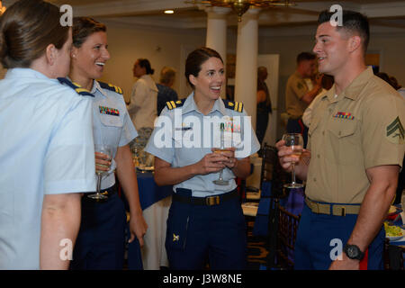 FORT LAUDERDALE, Fla - Service-Mitglieder versammelt für ein Gruß an Frauen in der militärischen Veranstaltung im Yacht Club Lauderdale in Fort Lauderdale, Florida, am 4. Mai 2017. Die Veranstaltung war Teil der 27. Flotte Woche Port Everglades und war Total Marine Solutions Inc. Vice Admiral Jan Tighe, stellvertretender Leiter der Marine Zählpunkten für Informationen Kriegsführung und Direktor der Naval Intelligence sprach bei der Veranstaltung gesponsert. (U.S. Marine Corps Foto von Staff Sgt. Rebekka S. Heite/freigegeben) Stockfoto