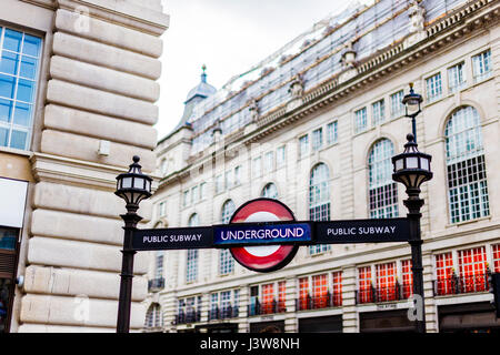 LONDON, UK - 2. August 2014: U-Schild im Zentrum von London mit Architektur bokeh Stockfoto