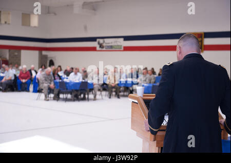 Kaplan (Kol.) Andrew Gibson, senior Kaplan für Maine Army National Guard führt Veranstaltungsteilnehmer im Gebet für die Nation. Fast 200 Mitglieder der örtlichen Gemeinde, Service-Mitglieder und staatlichen und lokalen Regierung kamen Beamte zusammen an der Augusta-Armory für das 26. interreligiösen Gebet-Frühstück, Verständnis und der Einigkeit aller Glaubensrichtungen zu bauen. (Maine Army National Guard Foto von Angela Parady Staff Sgt.) Stockfoto