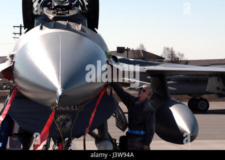 Flieger 1. Klasse schätzen Selburg, Crewchief mit 96. Aircraft Maintenance Squadron führt Wartungsarbeiten an einer F - 16C Falcon aus dem 96. Test Flügel nach Morgen Sortie 5, während Übung Nordrand 2017(NE17) kann. NE17 sorgt für umfassende, realistische Training für ca. 6.000 Service-Mitglieder aller militärischen Branchen. Stockfoto