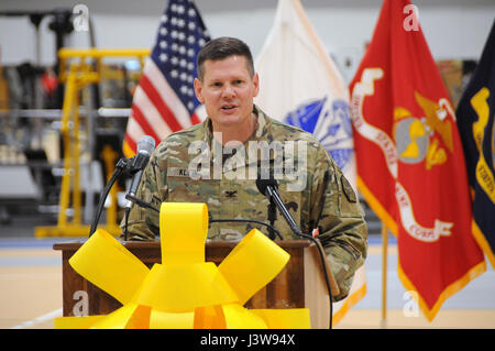 Oberst Martin F. Klein, Kommandeur der US-Armee-Support-Aktivitäten Fort Dix und stellvertretender Kommandeur der gemeinsamen Basis McGuire-Dix-Lakehurst, New Jersey, liefert Bemerkungen während der Oberst Jack H. Griffith Jr. Memorial Field House neu Eröffnung Mai 5 nach einer 5-Monats $750.000 Transformation. Zusätzlich erhalten eine neue Turnhalle Boden und Laufstrecke, das Feld-Haus jetzt verfügt über energieeffiziente Beleuchtung und ist konform mit dem Americans with Disabilities Act. Colonel Griffith diente als Stabschef des Fort Dix von März 1984 bis zu seinem Tod durch Krebs im Dezember 1986. Er wurde beauftragt, als eine Stockfoto