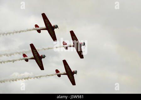 Aeroshell Aerobatic Team Piloten fliegen North American AT-6 Texans in einer Formation während der South Carolina National Guard Luft und Boden-Expo auf McEntire Joint National Guard Base, South Carolina, 5. Mai 2017. Diese Expo ist eine kombinierte Waffen Demonstration der Fähigkeiten von South Carolina National Guard Flieger und Soldaten beim sagen Danke für die Unterstützung der Kolleginnen und Kollegen SüdCarolinians und den umliegenden Gemeinden präsentiert. (Foto: U.S. Air Force Airman 1st Class Kathryn R.C. Reaves) Stockfoto