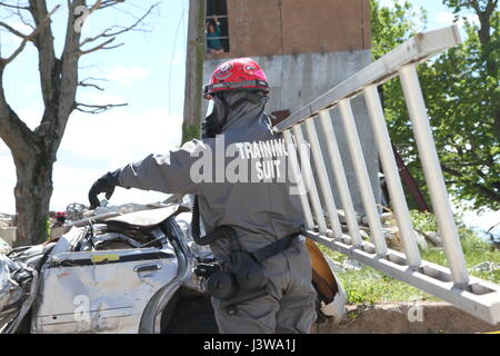 Armee-Reserve-Einheiten Rase an Muscatatuck Urban Training Center, Indiana, als Startschuss für die zweite Phase des Guardian Antwort 17 am Samstag, 6. Mai 2017. Soldaten aus 468th Fire Fighting Ablösung geeignet und befragt das Gebiet vor dem suchen und Extrahieren der simulierten nuklearen Angriff zum Opfer.     Fast 5.000 Soldaten und Piloten aus über dem Land beteiligen sich an Guardian Antwort 17, einer Mehrkomponenten Übung zur Validierung der militärischen Fähigkeit Zivilbehörden im Falle eine chemische, biologische, radiologische und Nuclear (C unterstützen Stockfoto