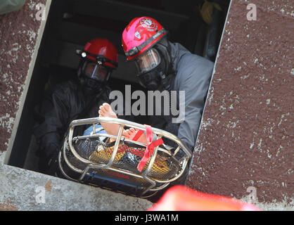 Armee-Reserve-Einheiten Rase an Muscatatuck Urban Training Center, Indiana, als Startschuss für die zweite Phase des Guardian Antwort 17 am Samstag, 6. Mai 2017. Soldaten aus 468th Fire Fighting Ablösung geeignet und befragt das Gebiet vor dem suchen und Extrahieren der simulierten nuklearen Angriff zum Opfer.    Fast 5.000 Soldaten und Piloten aus über dem Land beteiligen sich an Guardian Antwort 17, ein Mehrkomponenten Trainingsübung, die militärische Fähigkeit zur Unterstützung der Zivilbehörden im Falle eine chemische, biologische, radiologische und nukleare (CB zu validieren Stockfoto