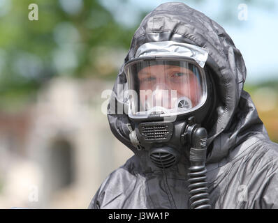 Armee-Reserve-Einheiten Rase an Muscatatuck Urban Training Center, Indiana, als Startschuss für die zweite Phase des Guardian Antwort 17 am Samstag, 6. Mai 2017. Ein Soldat aus 468th Fire Fighting Ablösung geeignet und vorbereitet auf den Bereich Umfrage vor suchen und Extrahieren der simulierten nuklearen Angriff zum Opfer.     Fast 5.000 Soldaten und Piloten aus über dem Land beteiligen sich an Guardian Antwort 17, ein Mehrkomponenten Trainingsübung, die militärische Fähigkeit Zivilbehörden zu unterstützen, im Falle eine chemische, biologische, radiologische, zu validieren und Stockfoto