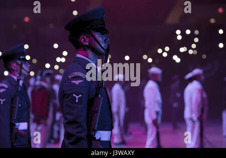 Ein Flieger mit der Königin Farbe Squadron, 63. Squadron Royal Air Force Regiment, steht stramm im Virginia International Tattoo-Finale in der Scope-Arena in Norfolk, Virginia, 26. April 2017. Das Tattoo zeigt mehr als 1.000 Künstler aus sieben verschiedenen Nationen, musikalisches und militärische Erbe von auf der ganzen Welt zu feiern. (Foto: U.S. Marine Corps CPL. Dana Beesley) Stockfoto