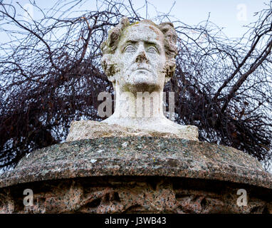 Büste des französischen Schriftstellers und Politikers François-René de Chateaubriand in Tréguier, Frankreich - Skulptur von Yves Kerguenou Stockfoto