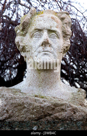 Büste des französischen Schriftstellers und Politikers François-René de Chateaubriand in Tréguier, Bretagne, Frankreich - Skulptur von Yves Kerguenou Stockfoto