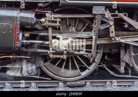 Nahaufnahme des Rades auf eine alte Dampflok. Stockfoto