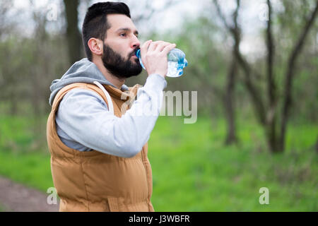 Wanderer Mensch frisches Trinkwasser Stockfoto