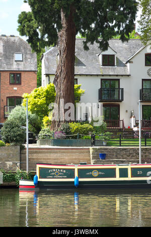 Evesham Worcestershire langes Boot vertäut am Fluss Avon mit am Flussufer Wohnungen und Appartements UK Stockfoto