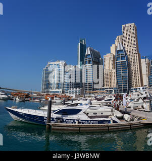 Motorboote in der Dubai Marina in Dubai, Vereinigte Arabische Emirate, 6. Januar 2017 festgemacht. Composie Bild, vertikales Panorama. Stockfoto