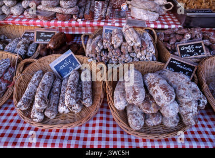 Sorten von rustikalen französischen Saucission auf Verkauf Preis in Euro am Marktstand in zentrale traditionelle Beaune Stadt Markt, Beaune, Côte d ' or, Frankreich. Stockfoto