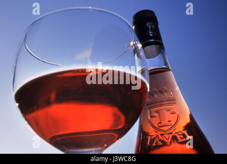 TAVEL ROSÉ Flasche und Glas von Tavel rosé Wein außerhalb im freien gegen reine blaue sonnigen Himmel Gard, Südfrankreich Stockfoto