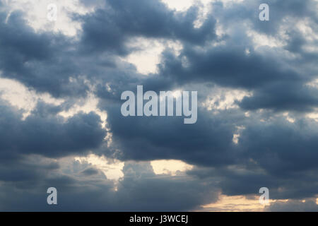 Dunkle Wolken und Sonnenuntergang Stockfoto