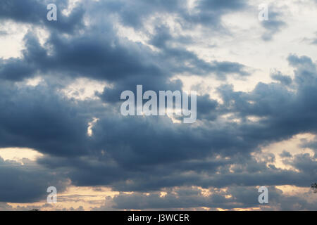 Sonnenuntergang in dunkle Wolken Stockfoto