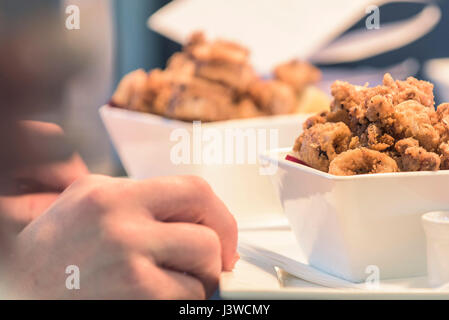 Essen zubereitet von einem Koch Speisen Küche Zubereitung Restaurant Lebensmittel Lebensmittelindustrie gekochte Stockfoto