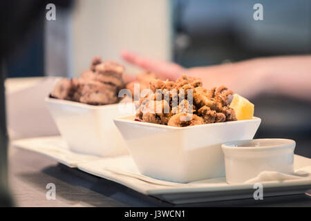 Essen zubereitet von einem Koch Speisen Küche Zubereitung Restaurant Lebensmittel Lebensmittelindustrie gekochte Stockfoto