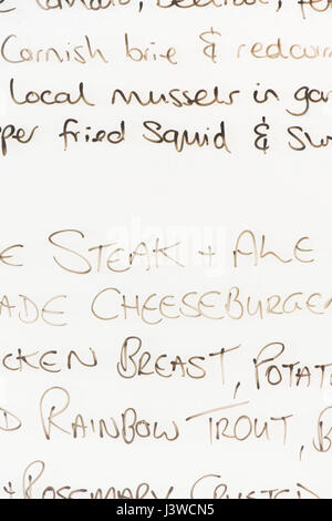 Ein Menü auf einem Whiteboard Restaurant Gerichte Worte Handschrift Wahl geschrieben Stockfoto