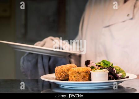 Eine Mahlzeit bereitet ein Koch das Essen im Restaurant Vorbereitung Food Industrie Gerichte Fischfrikadellen Stockfoto