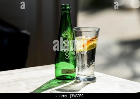 Flaschengrün Mineralwasser Holunderblüten Marken Logo erfrischende Getränk Glas Sommerdrink Erfrischung Stockfoto