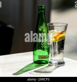 Flaschengrün Mineralwasser Holunderblüten Marken Logo erfrischende Getränk Glas Sommerdrink Erfrischung Stockfoto