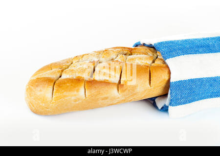 Frisches Brot auf Holzbrett und Handtuch Stockfoto