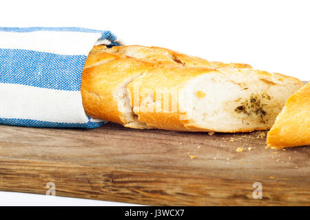 Frisches Brot auf Holzbrett, in Handtuch gewickelt Stockfoto