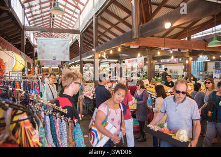 Fremantle, WA, Australien-November 13, 2016:Tourists in Fremantle Markets mit Essen und Einzelhandel Anbieter in Fremantle, Western Australia. Stockfoto