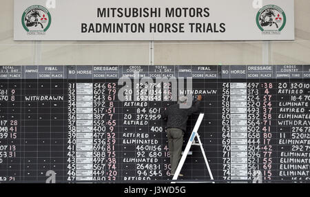 Anzeiger Schriftsteller Gerald Kington, malt die Noten aus dem Springreiten auf der großen Anzeigetafel tagsüber fünf 2017 Badminton Horse Trials. Stockfoto