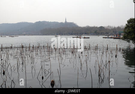 Menschen ziehen in Booten am Westsee in Hangzhou, China, 21. Februar 2016. Stockfoto