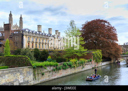 Bootfahren auf dem Rücken, den Fluss Cam am Clare College in Cambridge, England, UK Stockfoto