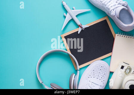 Urlaub-Konzept. Draufsicht des Reise-Accessoires setzen auf hölzernen Hintergrund mit Textfreiraum Stockfoto