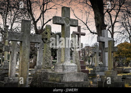 Alten Spuk überfüllt Friedhof im Herbst / Herbst mit vielen Grabsteine und Kreuze Stockfoto