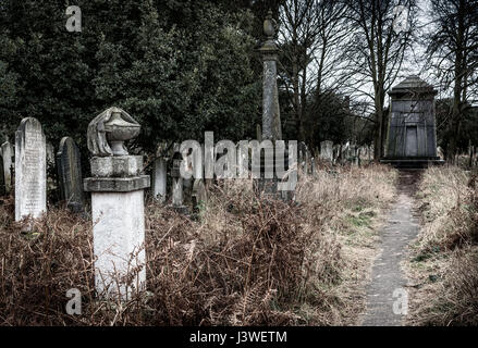 Alten Spuk überfüllt Friedhof im Herbst / Herbst mit vielen Grabsteine und Kreuze Stockfoto