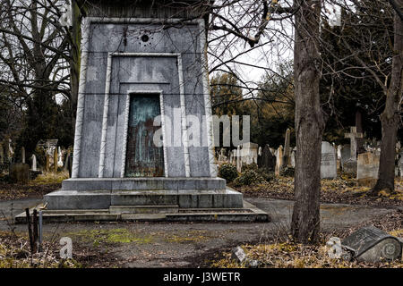 Alten Spuk Grab in einem überfüllten Friedhof im Herbst / Herbst mit vielen Grabsteine und Kreuze Stockfoto